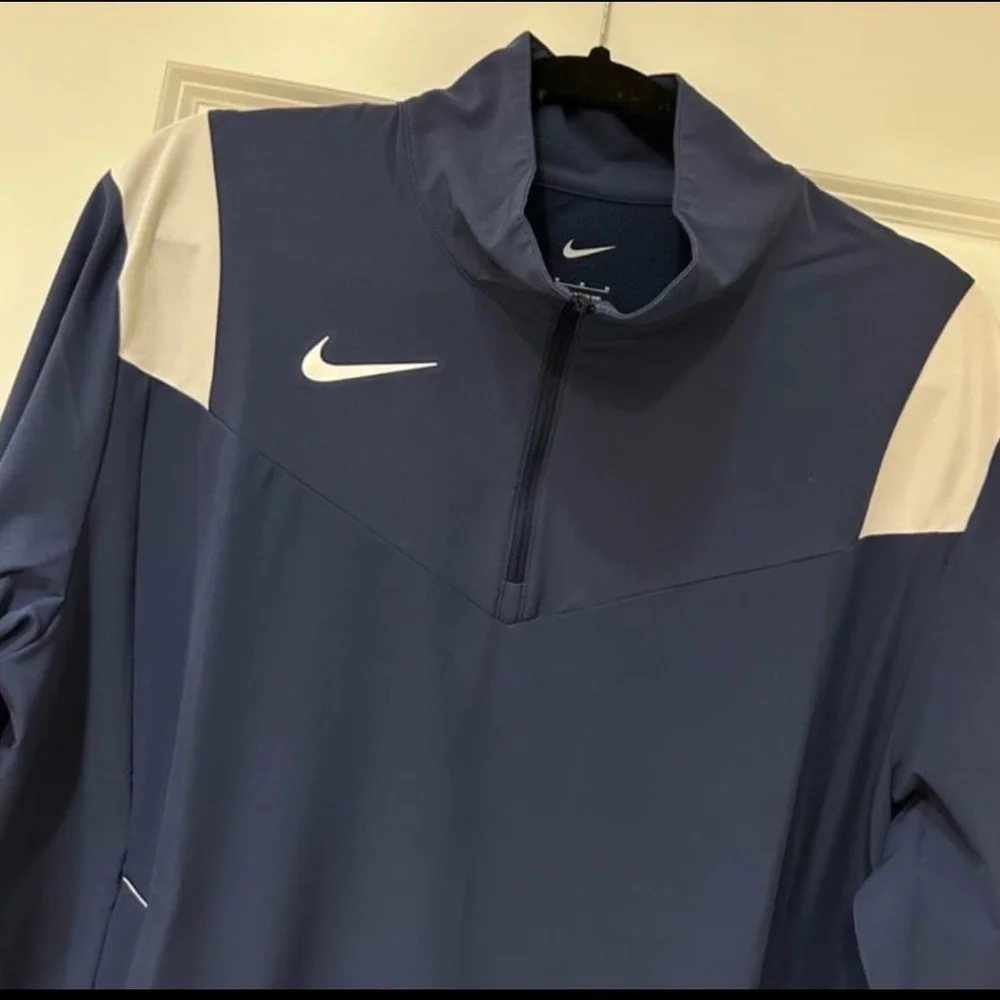 Nike sleek windbreaker